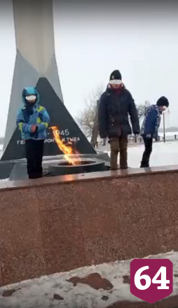 В Саратовской области дети прыгали над Вечным огнем