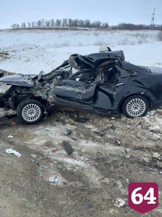 Водитель иномарки протаранил грузовик под Саратовом и погиб