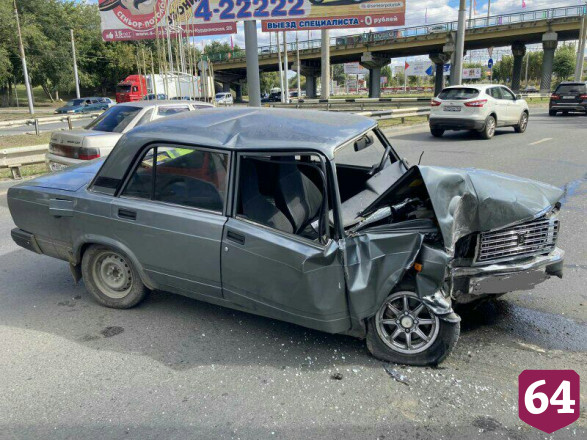В Саратове «Жигули» врезались в столб