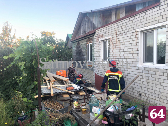 В Саратове мужчина сорвался с крыши во время ремонта