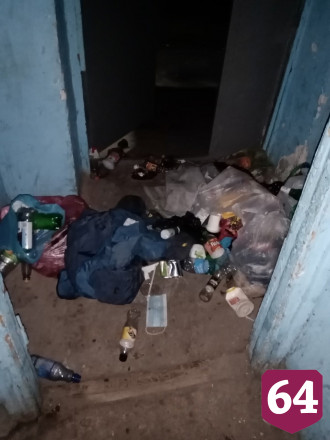 В Саратове мужчина устроил свалку мусора в подъезде