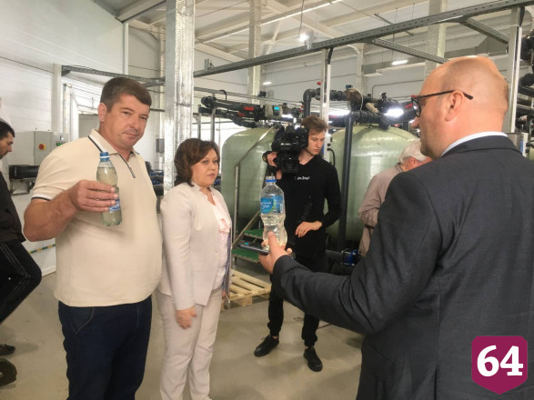 Министр оценил на вкус качество воды после жалоб саратовцев 