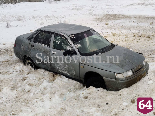 Женщина пострадала при опрокидывании легковушки на окраине Саратова