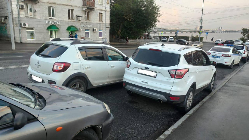 На Московской иномарка сбила женщину и врезалась в кроссовер 