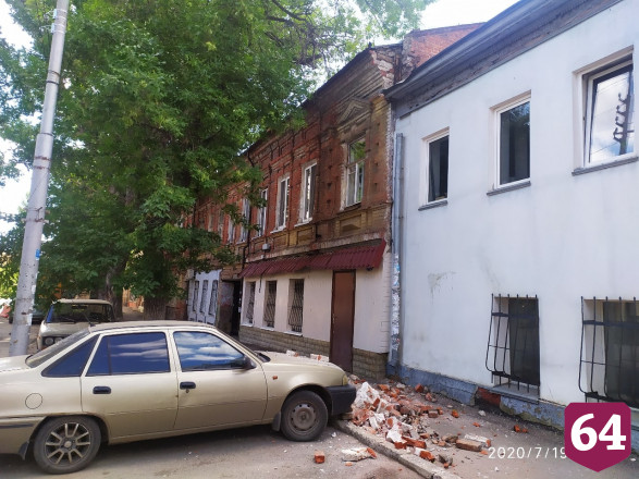 В центре Саратова стена жилого дома рухнула на автомобиль