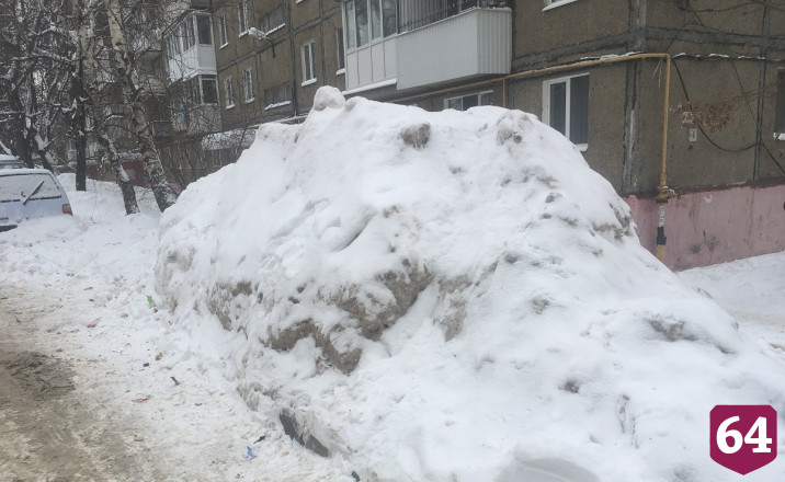 На мусорках Саратова нашли попавшие в ледяной плен контейнеры