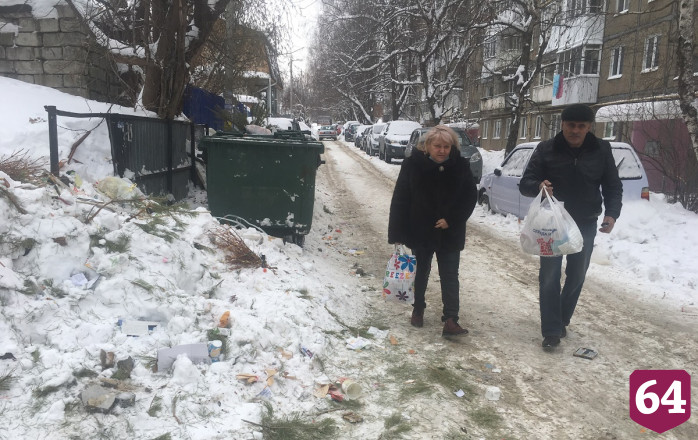 На мусорках Саратова нашли попавшие в ледяной плен контейнеры
