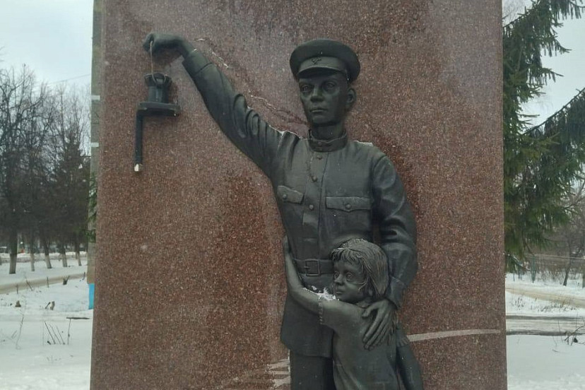 Под Саратовом вандалы украли фонарь с памятника детям войны