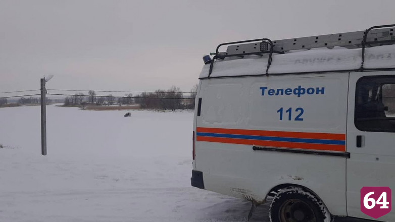 Саратовские спасатели эвакуировали рыбака со льда Волги 