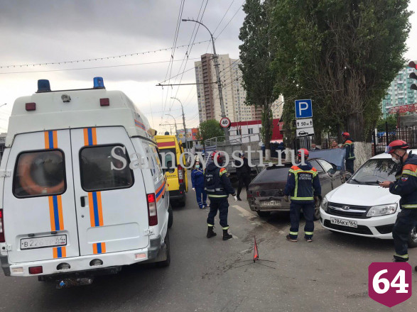 В Саратове легковушку отбросило на дорожный знак после ДТП