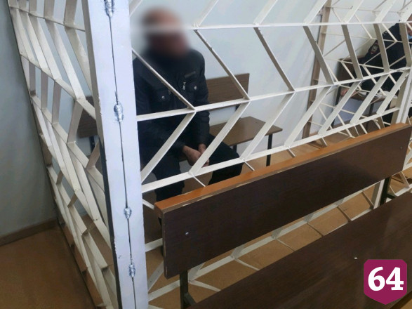 Насильник затащил 22-летнюю девушку в квартиру и надругался