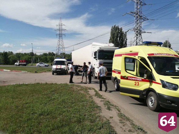 Саратовские спасатели вытащили сбитого пешехода из-под тягача