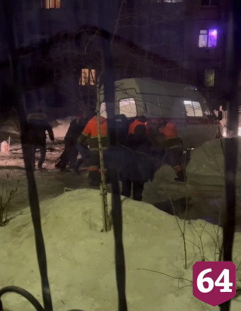 Жители Саратова выталкивали «скорую» из ледяной колеи