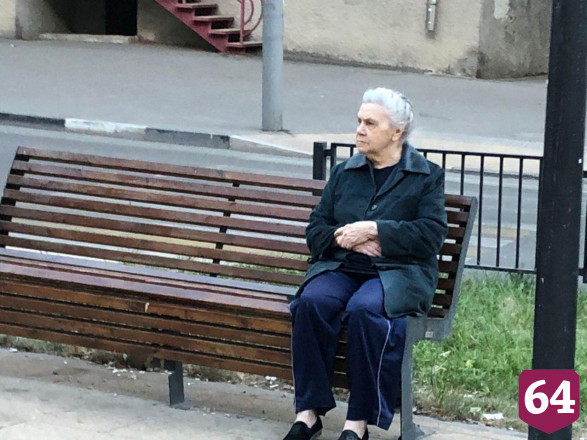 Жители Саратова вышли на вечернюю прогулку без масок