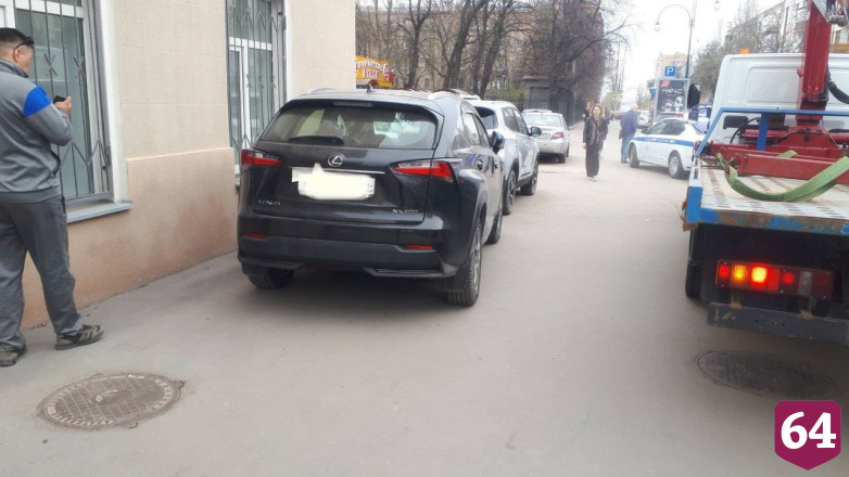 От колледжа искусств в Саратове эвакуировали машины автохамов
