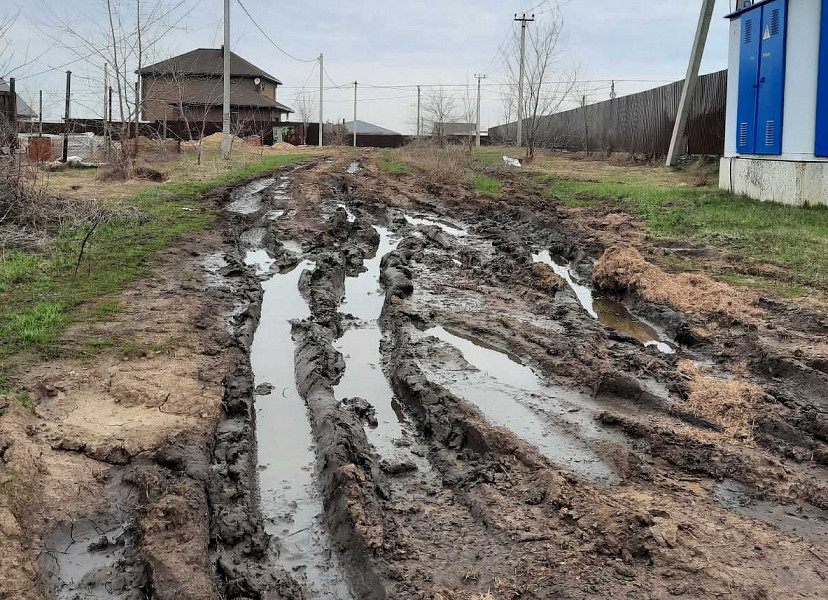 Жители саратовского поселка пожаловались на отсутствие дорог и транспорта