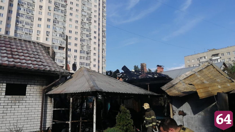 В Саратове полыхает частный дом