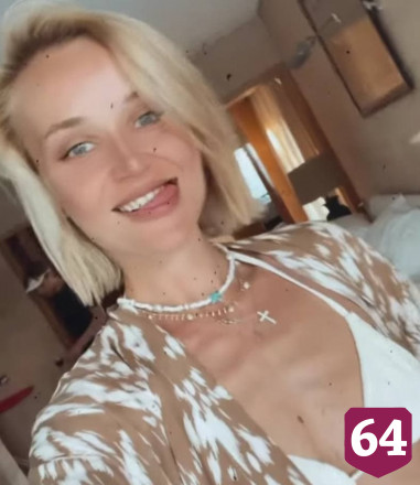 Саратовская певица показала родинку на интимном месте 