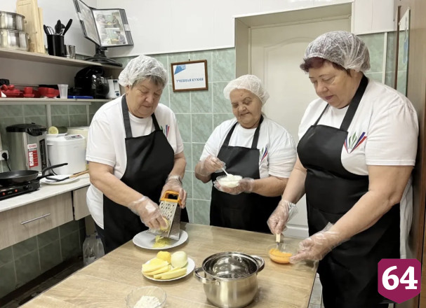 Саратовские пенсионерки провели мастер-класс по белорусским драникам