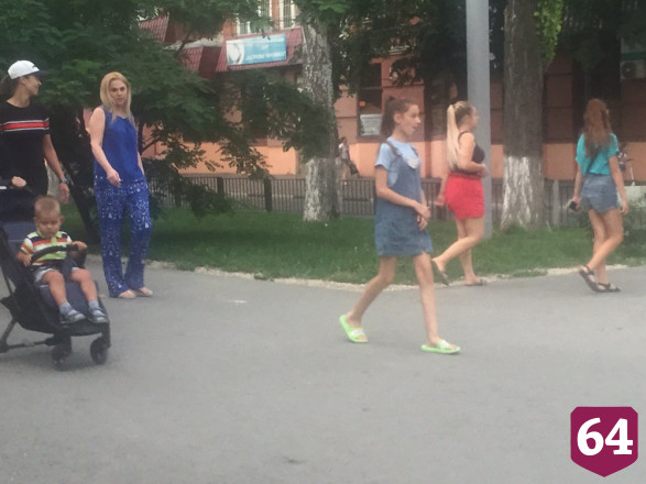 Саратовцы отдыхают в скверах и ходят за покупками без масок