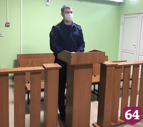 В Саратове пьяный мужчина ограбил и избил подростка в подъезде