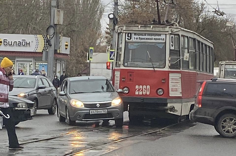 ДТП блокировало движение трамваев в центре Саратова