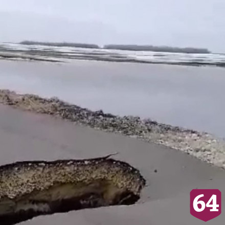 Талые воды размыли дорогу к саратовскому селу
