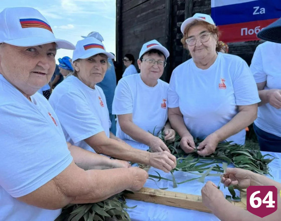 Питерский район активно помогает фронту