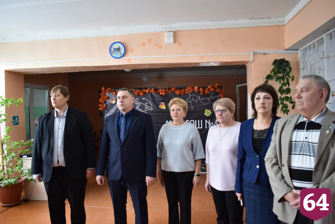 В саратовской школе открыли аллею трех Героев Советского Союза