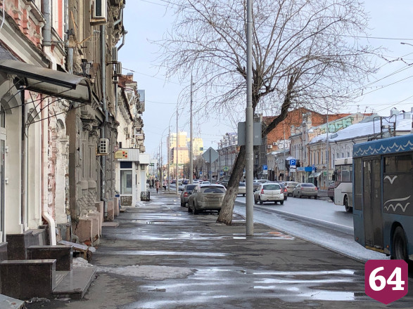 В центре Саратова автохамы массово паркуются на тротуаре