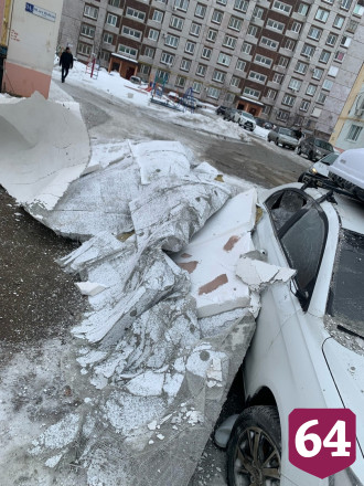 Под Саратовом с десятиэтажки на автомобиль рухнула часть стены