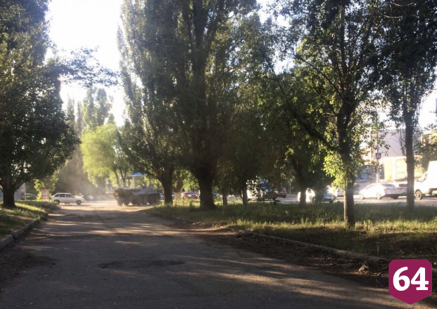 Жителей Саратова напугал танк на тротуаре