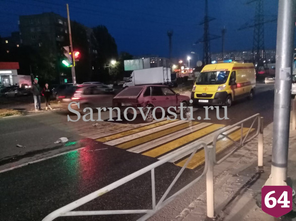 В Саратове пассажирка разбила головой лобовое стекло иномарки в ДТП 