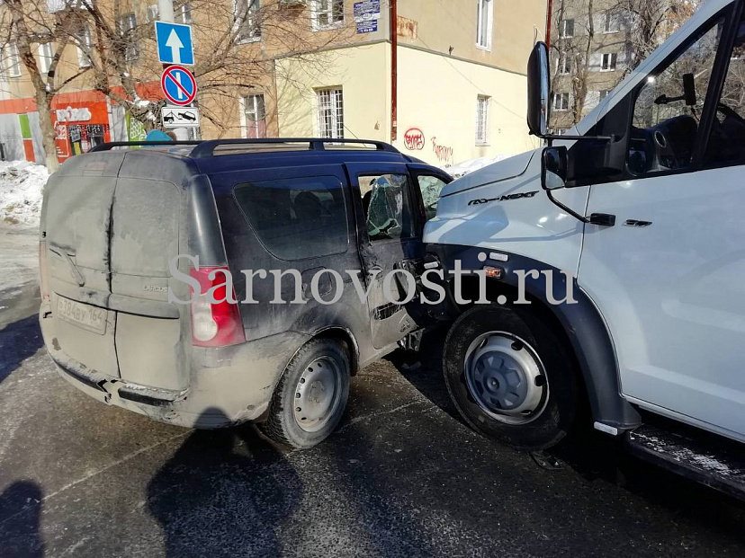 В Саратове водитель легковушки пострадал в ДТП с грузовиком