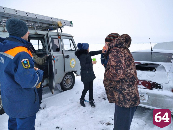 В сугробе под Саратовом застряли автомобили с ребенком и беременной 