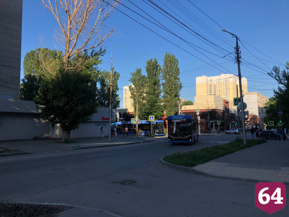 В Саратове троллейбус перегородил дорогу