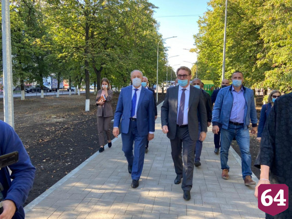 Губернатор проверил городские скверы и подарил ребенку часы