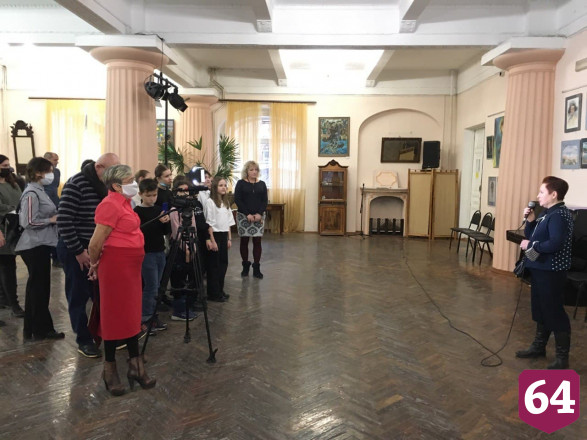 В Саратове открылась выставка картин «Линии цвета»