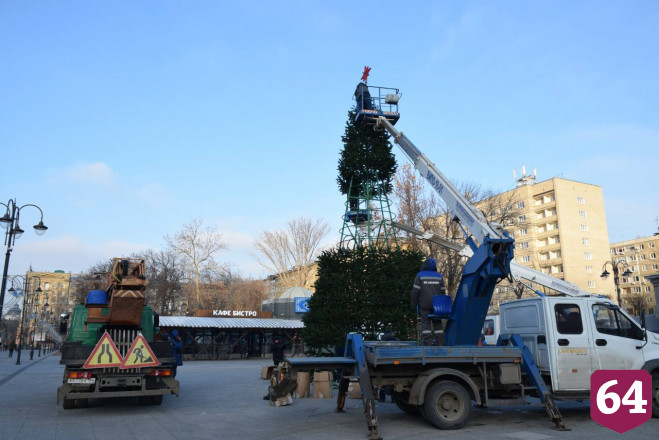 В Саратове на Театральной площади начали устанавливать елку 