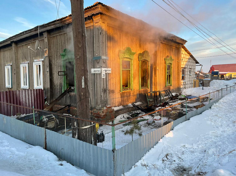 Саратовские пожарные тушили дом на две семьи