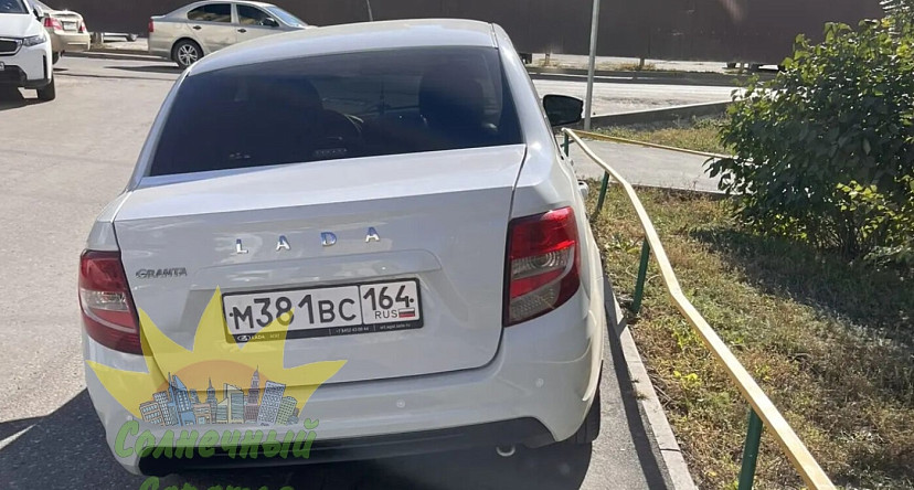 Саратовцы пожаловались на машины автохамов на тротуарах