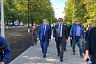 Губернатор проверил городские скверы и подарил ребенку часы