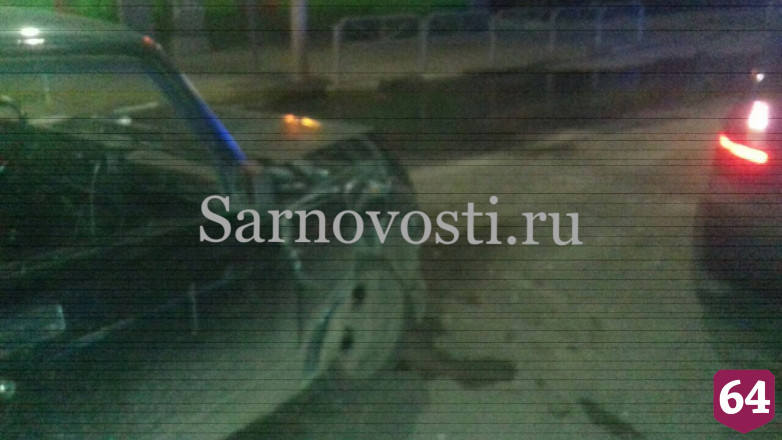 В центре Саратова три человека разбились в ДТП