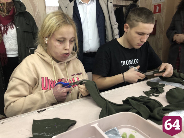 В лицее под Саратовом шьют одежду и подушки для бойцов СВО