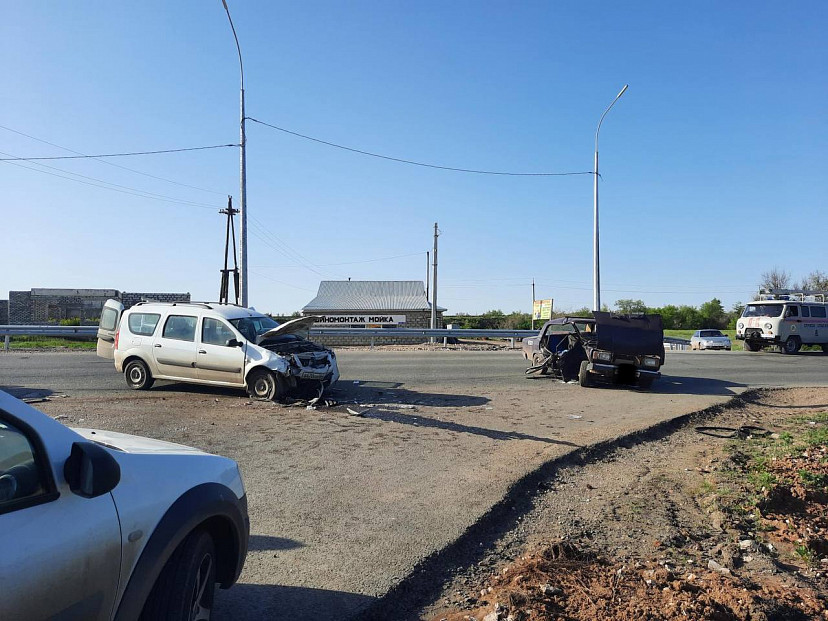 На трассе под Саратовом разбился пассажир «Жигулей»