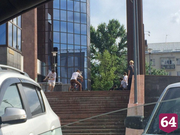 Саратовские подростки на самоизоляции оттачивают трюки на самокатах 