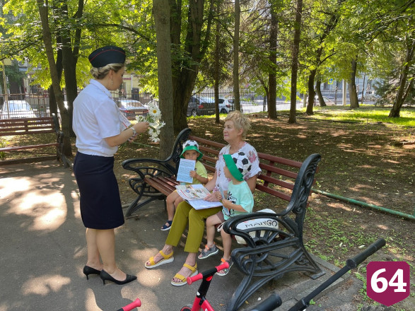В центре Саратова полицейские дарили саратовцам ромашки 