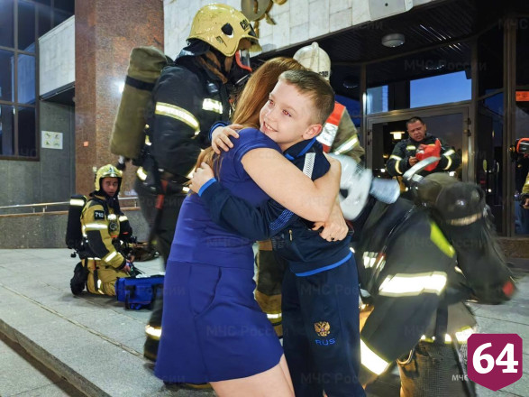 В Саратове актриса просила спасти двух сыновей из горящего ТЮЗа