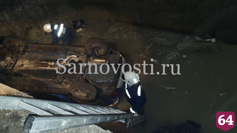 В Саратове пьяный водитель опрокинул иномарку в яму с водой