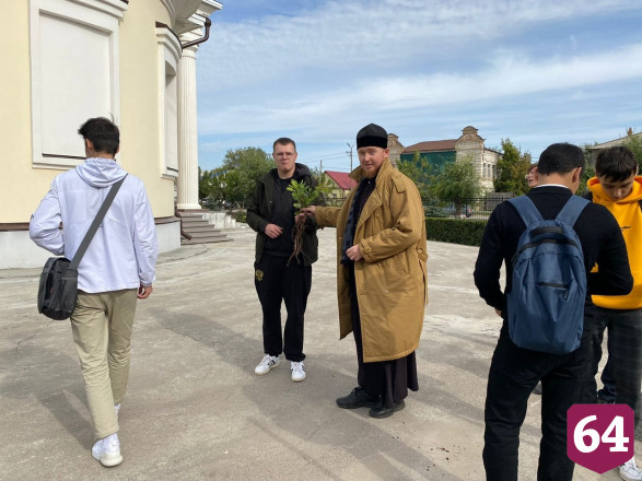 Священник создал у храма лесопитомник и раздает по Заволжью дубы